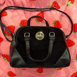 Elegant Black Shoulder Bag with Timeless Design